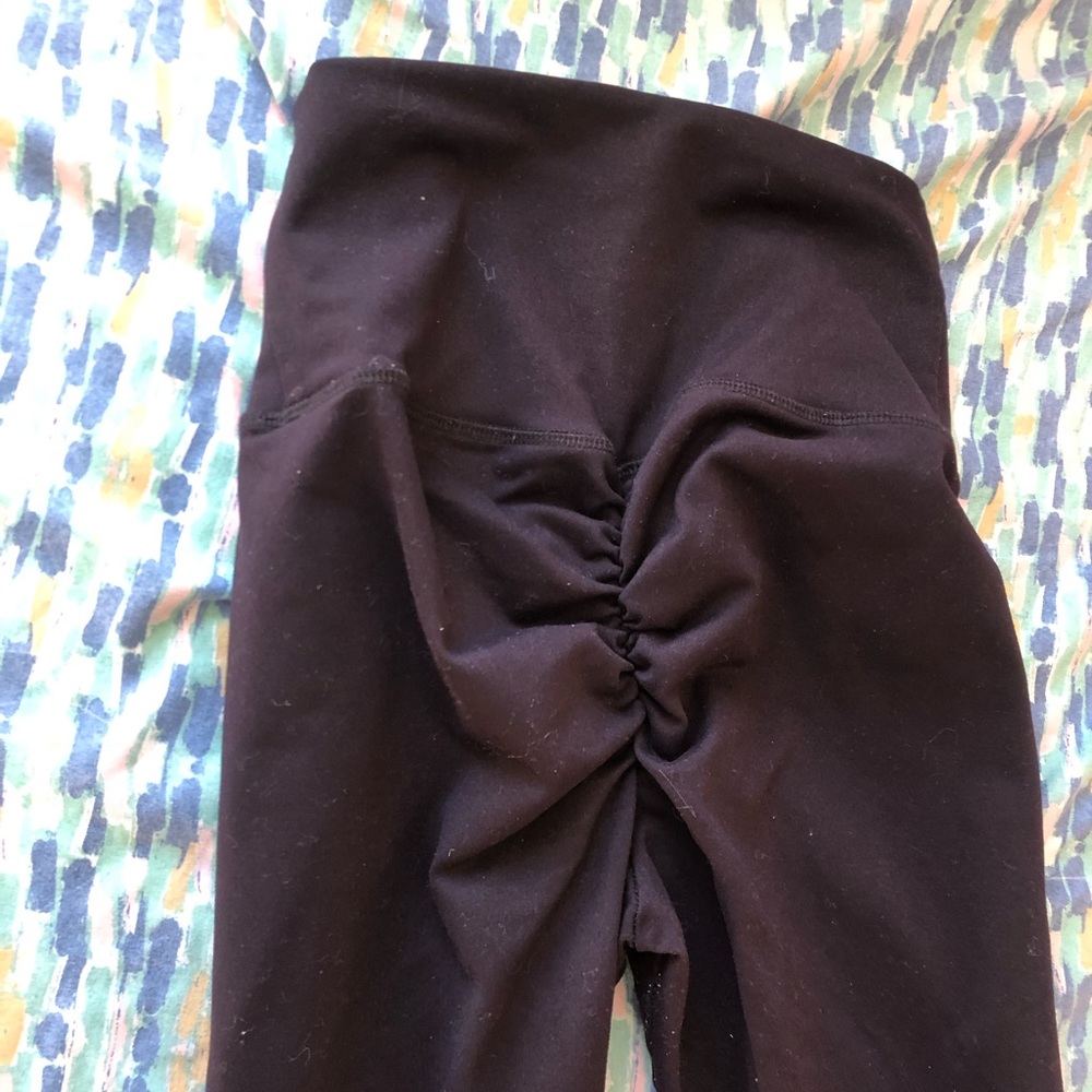 BLACK BUTT SCRUNCH LEGGINGS!! - Picture 7 of 10